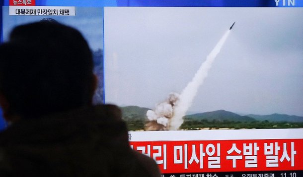 Estados Unidos começaram as movimentações nesta terça-feira, 7, para instalar os primeiros elementos de um avançado sistema de defesa antimísseis na Coreia do Sul, depois que a Coreia do Norte lançou quatro mísseis balísticos em um teste no mar do Japão, aumentando a tensão na região; presidente Donald Trump e o primeiro-ministro japonês, Shinzo Abe, conversaram sobre o lançamento dos mísseis durante um telefonema. Trump também conversou com o presidente interino da Coreia do Sul, Hwang Kyo-ahn