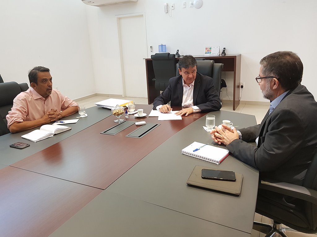O governador Wellington Dias e o presidente da Fundação Piauí Fomento, César Fortes, trataram da criação de um fundo estadual de investimento e participação; ambos discutiram a medida que tem como objetivo fomentar investimentos com impacto significativo na economia do estado; “Tratamos aqui de uma das missões da Agência de Fomento que é a elaboração de um projeto inovador que permite as condições de investimentos com financiamentos para projetos estratégico em áreas de alta lucratividade no Piauí”, explica o Wellington 