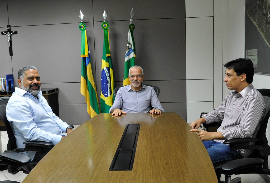O prefeito Edvaldo Nogueira anunciou, na segunda-feira (29) o coronel da reserva da Polícia Militar, Luis Fernando Silveira de Almeida, como secretário municipal de Defesa Social; “O coronel Luis Fernando é um profissional extremamente competente, tem experiência e conhecimento. Foi um dos responsáveis pela elaboração do nosso programa de governo”, afirmou o prefeito