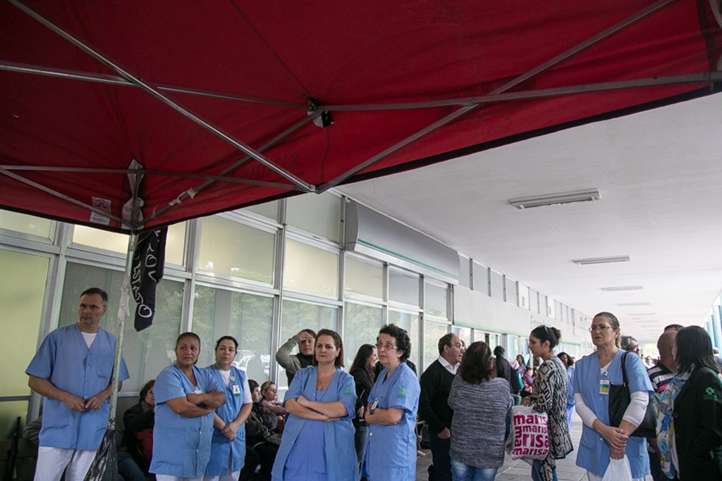 29/05/2017 - Porto Alegre, RS - Funcionários do clínicas realizam paralisação. Foto: Maia Rubim/Sul21