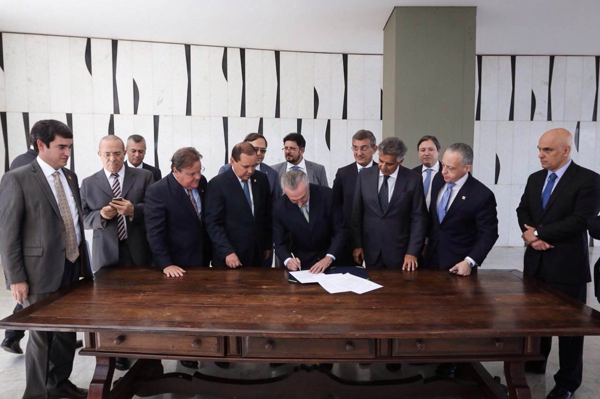 Mesmo que dissesse que o governo haveria de agir com a velocidade do raio para aprovar as tais reformas e que seria lesto na abertura do país aos interesses multinacionais, previa pelo menos dois anos para que tudo isso acontecesse. Errei. Para os propósitos a que se reservou, o Governo Temer constitui um exemplo de eficácia e é um caso de sucesso