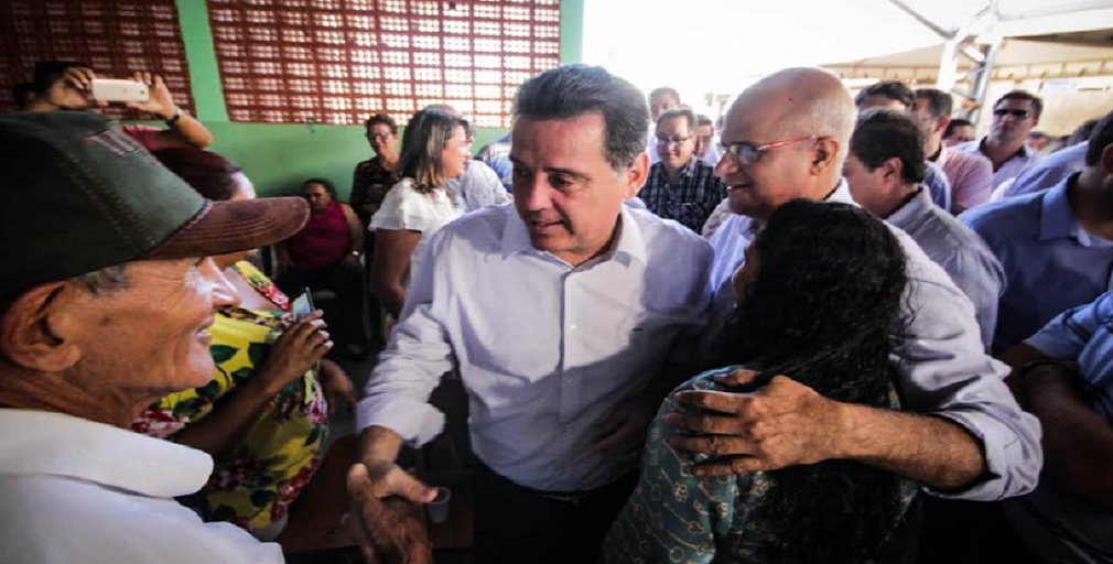 Os convênios entre o Governo de Goiás e as Prefeituras para a liberação de recursos do Goiás na Frente Municípios avançam: balanço da Secretaria de Estado de Governo (Segov) mostra que o governador Marconi Perillo já efetuou os depósitos dos recursos do programa para 25 municípios; outros 29 municípios estão neste momento preparando as minutas para a assinatura das parcerias; no total, serão liberados R$ 500 milhões neste ano e em 2018, em valores entre R$ 1 milhão e R$ 10 milhões