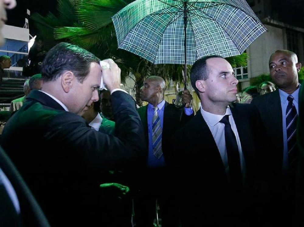 O diretório do PCdoB na Bahia nega que a chuva de ovos que caiu sobre o prefeito de São Paulo, João Doria (PSDB), tenha sido organizada pela vereadora Aladilce Souza (PCdoB); "Não é verdade. O ato realizado na noite do dia 07/08 foi organizado formalmente pela Frente Brasil Popular da Bahia, com convocatória amplamente difundida nas redes sociais, e conduzido na oportunidade por membros da coordenação da referida Frente. A manifestação tinha objetivo claramente definido: protestar contra a entrega do título de cidadão soteropolitano a uma pessoa que não tem nenhum serviço prestado à cidade", diz o PCdoB em nota