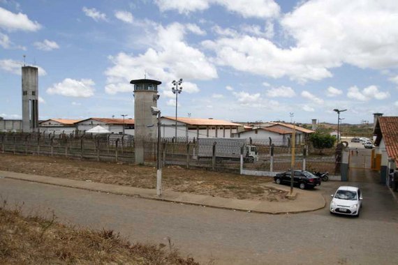 Durante operação na Bahia e em Sergipe, a Polícia Civil (PC) prendeu 15 integrantes de uma quadrilha, que era comandada do interior do Presídio de São Cristóvão, em Sergipe; as prisões foram efetuadas por 140 agentes sob o comando da 2ª Coordenadoria Regional de Polícia do Interior, de Alagoinhas (BA); eles cumpriram 34 mandados de prisão preventiva e 34 de busca e apreensão nas cidades de Rio Real, na Bahia, e Indiaroba e São Cristóvão, em Sergipe