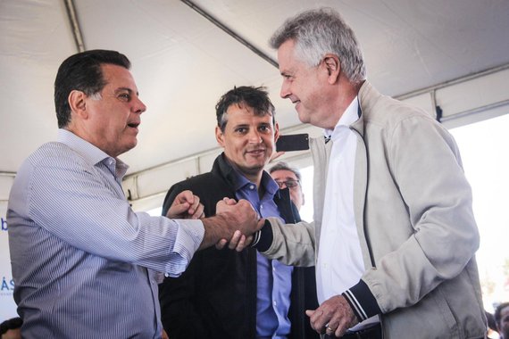 Os governadores de Goiás, Marconi Perillo, e do Distrito Federal, Rodrigo Rollemberg, inauguraram oficialmente, na quinta-feira, a Estação de Tratamento de Esgotos de Águas Lindas de Goiás; construída através do Consórcio Águas Lindas, composto pela Saneago e a Caesb; a ETE, cujas obras foram iniciadas em 2013, tem capacidade para atender a 135 mil habitantes em sua primeira etapa, tratando o esgoto com remoções superiores a 90% da matéria orgânica