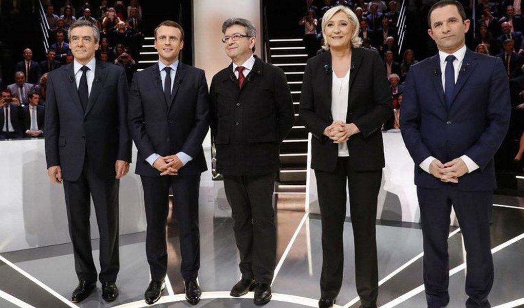 Berlim se preocupa tanto com o radicalismo de direita quanto com o de esquerda. A candidata de extrema-direita Marine Le Pen tem uma plataforma antieuropeia, propõe a saída da França do bloco e do comando militar da Otan, defende políticas ultranacionalistas, autoritárias e já demonstrou estar alinhada com as ideias de Donald Trump e até com o presidente russo, Vladimir Putin. Isso é tudo que o governo alemão não deseja. Mas Berlim teme igualmente a esquerda. O candidato Jean-Luc Mélenchon, da esquerda radical, teve uma ascensão meteórica nas sondagens de intenção de voto, tornando possível até mesmo que ele passe para o segundo turno. Um duelo final entre Mélenchon e Le Pen seria um verdadeiro pesadelo para Berlim