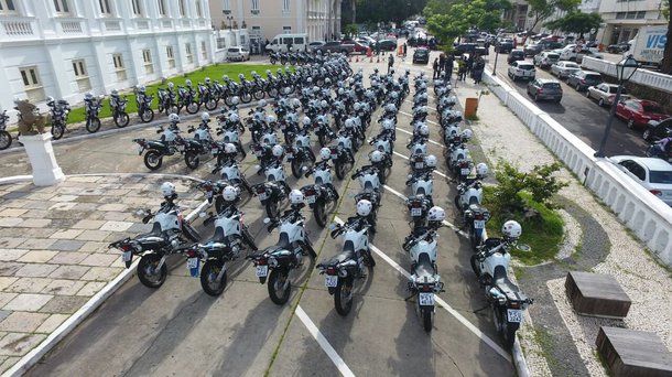 Das 100 novas motos, 72 serão destinadas aos municípios da Região Metropolitana de São Luís, e outras 28 serão distribuídas pelos Comandos de Policiamento de Área do Interior (CPAI), que abrangerão as regiões Tocantina, Baixada, Leste, Vale do Pindaré, Sul e Sertão; "São dois anos de gestão. Se nós colocarmos 790 dias com 523 viaturas, dá a cada dia e meio uma nova viatura para a polícia", disse o governador Flávio Dino 
