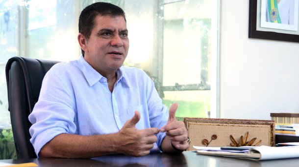 O prefeito de Palmas, Carlos Amastha apresentou o escalonamento do pagamento da data-base, progressões e retroativos dos servidores municipais; ao comentar a greve dos professores, o chefe do executivo municipal destacou que o salário da categoria na capital é um dos melhores do País e disse não ver motivos para a greve, por ter garantido que todos os direitos dos servidores serão pago até o final de abril de 2018
