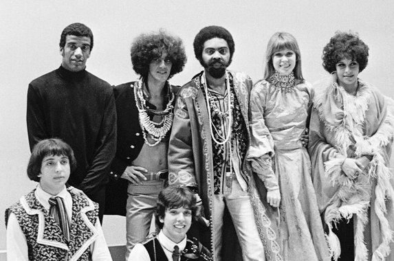 "Sempre que se fala da ditadura no Brasil, o que vem à memória é o lado trágico, o sofrimento dos que lutaram contra ela. Mas a luta contra a Ditadura  teve, por mais incrível que isso possa parecer, um lado feliz. No Brasil, e por extensão, em Osasco, esse lado feliz se deveu à cultura e à arte", diz Risomar Fassanaro, escritora e poetisa; "Para cada torturador, cada verdugo, havia uma canção, um artista mostrando sua arte, uma peça de teatro denunciando o que vivíamos. Ouso dizer que sem o movimento cultural intenso teria sido insuportável aguentar aqueles 21 anos"