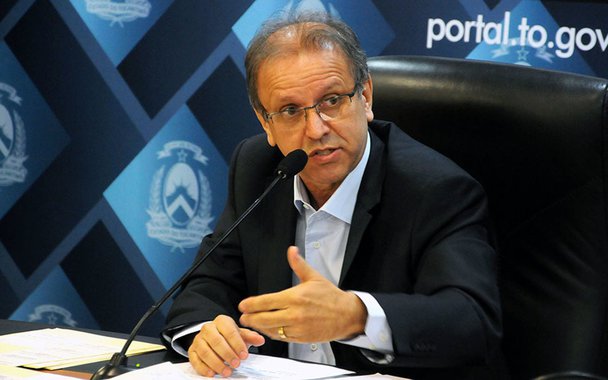 O ministro do STF Celso Melo emitiu uma Ação Direta de Inconstitucionalidade (ADI) afirmando a inconstitucionalidade dos artigos da Constituição Estadual que permitem deputados cassarem o mandato de um governador; parlamentares querem julgar o pedido de impeachment contra o governador Marcelo Miranda (PMDB) proposto pelo presidente do Sindicato dos Servidores Públicos do Estado (Sisepe), Cleiton Pinheiro; Marcelo é acusado de vários crimes de responsabilidade, entre eles o descumprimento da LRF por meio da contratação indiscriminada de servidores comissionados e contratos temporários