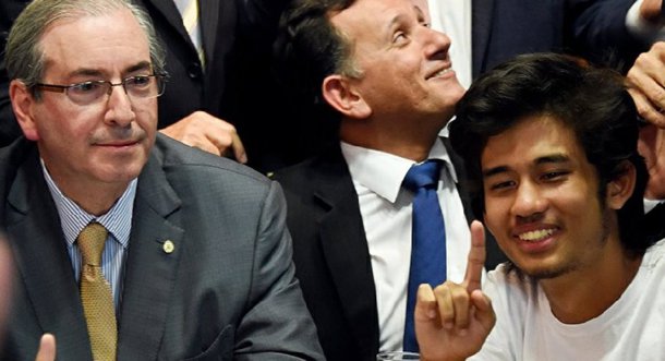 Jornal Folha de S. Paulo dispensou o líder do Movimento Brasil Livre (MBL), Kim Kataguiri, de seu rol de colunistas, assim como fez com o coordenador do MTST, Guilherme Boulos; última coluna do líder do movimento de ultra direita, em tom apoteótico, foi publicada pela Folha nesta terça-feira, 14