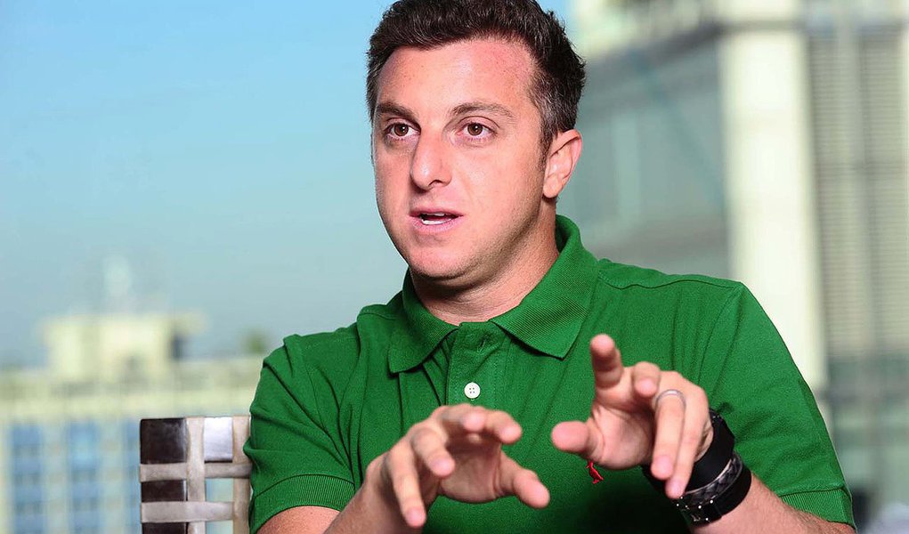 Por cercar área marítima pública, o apresentador Luciano Huck foi condenado a pagar R$ 40 mil de indenização por danos morais coletivos em decorrência da degradação ambiental; Huck cercou com boias a sua casa na ilha das Palmeiras, em Angra dos Reis e foi condenado em 2011; esgotadas todas as alternativas de recurso, o MPF pediu a execução da sentença