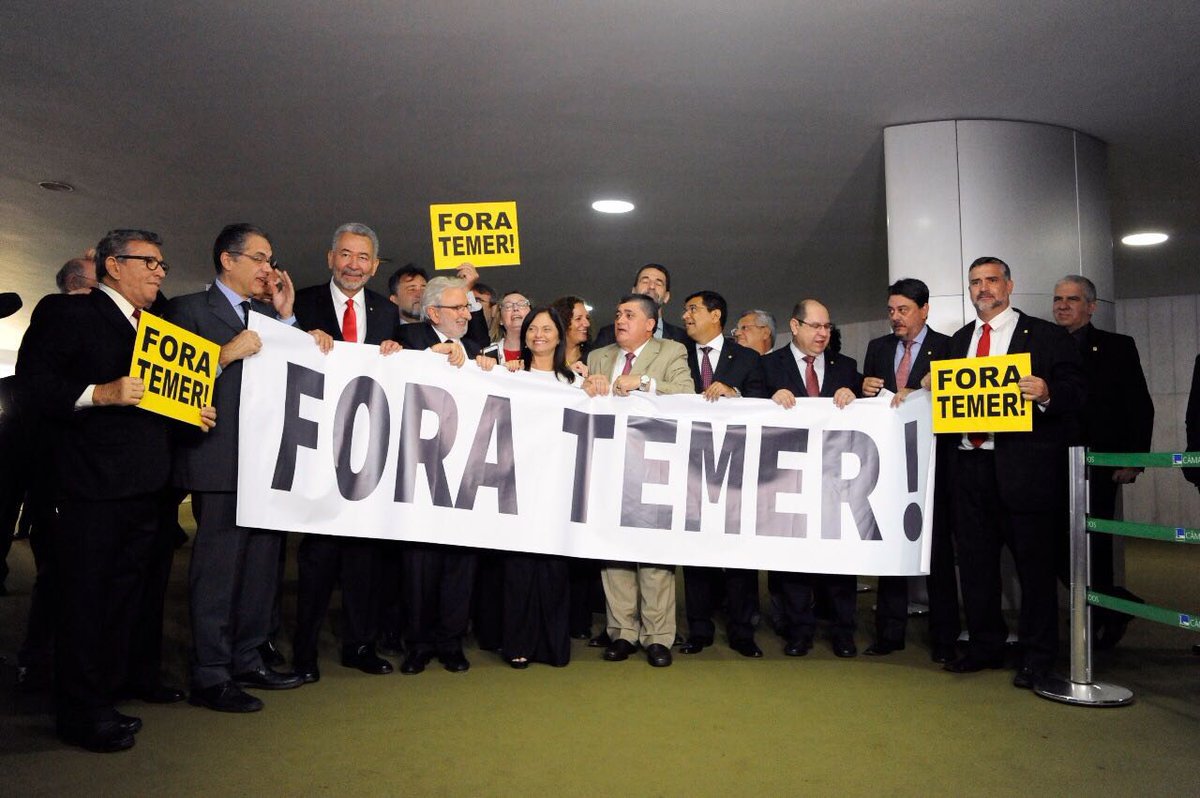 Dos 22 deputados federais do Ceará, apenas seis haviam registrado presença, na tarde de hoje, na segunda tentativa de colocar em votação o relatório do deputado Bonifácio de Andrada (PSDB-MG), que recomenda a rejeição da autorização ao STF para abrir processo por crime comum, contra Michel Temer e os ministros  Eliseu Padinha (Casa Civil) e Moreira Franco (Secretaria-Geral). Pela manhã, devido à falta de quórum, o presidente da Câmara dos Deputados, Rodrigo Maia, teve que encerrar a sessão. Para o deputado José Guimarães (PT-CE), líder da minoria, "foi uma estratégia vitoriosa de todos os partidos da oposição". O presidente da Câmara Federal, deputado Rodrigo Maia (DEM-RJ), convocou nova sessão com a mesma pauta para as 14h30m. No meio da tarde, os governistas conseguiram atingir o quórum