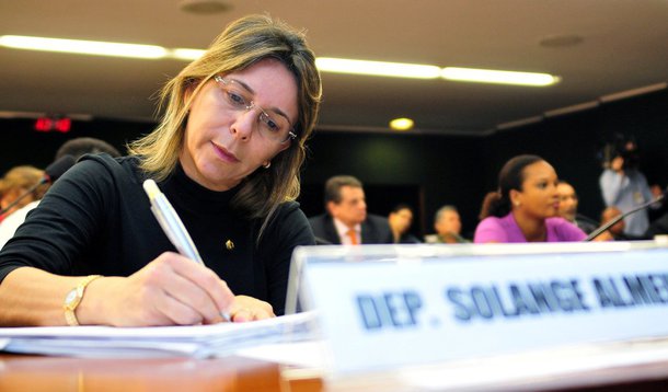 Governador Luiz Fernando Pezão (PMDB) tornou sem efeito nesta terça-feira, 14, a nomeação para o cargo de secretária de Estado da ex-deputada ré na Lava Jato e aliada de Eduardo Cunha (PMDB), Solange Almeida (PMDB), publicada na segunda-feira, 13, no Diário Oficial do Estado; segundo nota divulgada pelo governo do Rio nesta tarde, a decisão do governador foi tomada após o recebimento de um comunicado do Ministério Público Federal (MPF), com a informação de que Solange foi condenada em segunda instância por improbidade administrativa