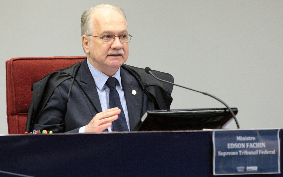 Ministro do Supremo Tribunal Federal Edson Fachin enviou para o Tribunal Regional Federal da 1ª Região o caso que envolve o ex-ministro chefe da Casa Civil Jaques Wagner; como agora é secretário estadual na Bahia, o órgão competente para julgá-lo é o TRF-1; o caso se refere a fatos narrados em acordo de colaboração premiada de executivos da Odebrecht que implicam Wagner e o ex-presidente Luiz Inácio Lula da Silva; agora, caberá ao TRF-1 decidir pela manutenção ou não de procedimento investigatório contra o ex-presidente no mesmo processo que tramita contra o ex-ministro da Casa Civil