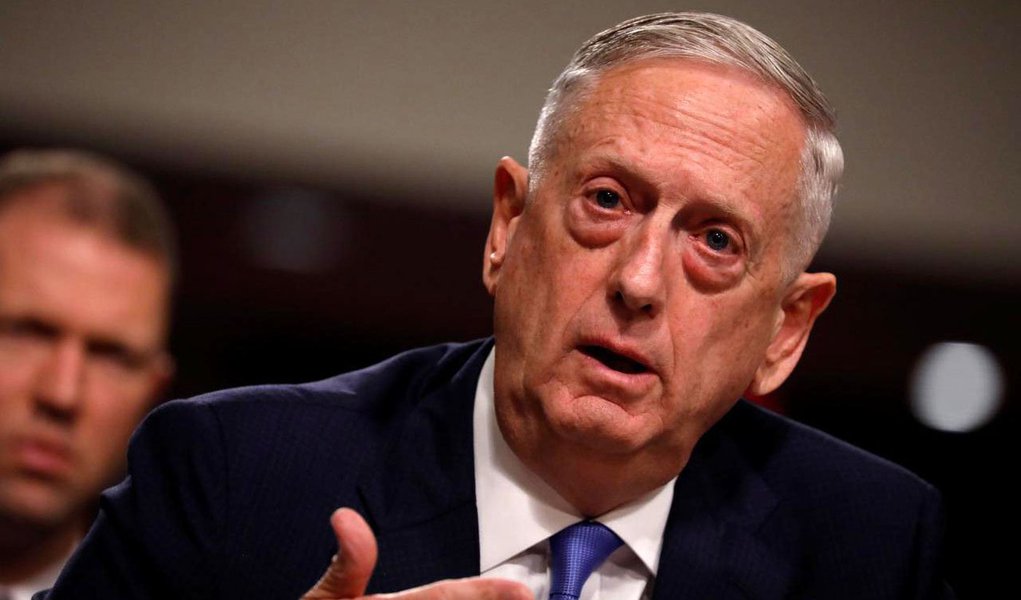 Chefe do Pentágono, James Mattis, explicou ao Senado que não exclui a situação em que o presidente teria que utilizar a força militar sem aprovação do Congresso; "Se percebermos que eles estão se preparando para isso e que isso é iminente, posso imaginar este tipo de situação", disse Mattis; ele enfatizou também que tal decisão seria "considerada cuidadosamente"