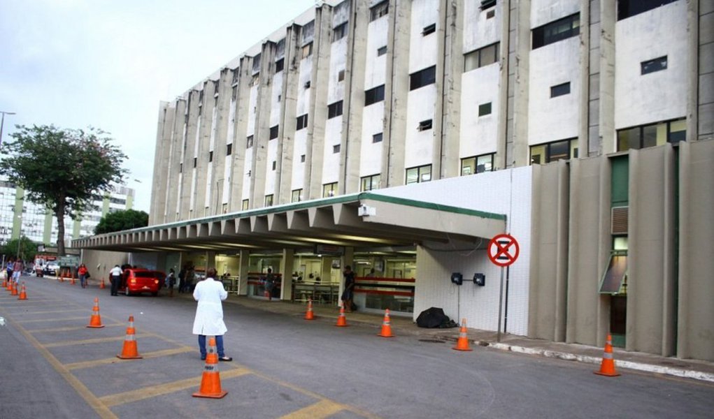 Uma operação deflagrada pelo Ministério Público e pela Polícia Civil apura fraudes na gestão de Unidade de Terapia Intensiva (UTI) para adultos do Hospital de Base de Brasília; há irregularidades no registro de frequência e em atestados médicos na unidade, de acordo com as investigações