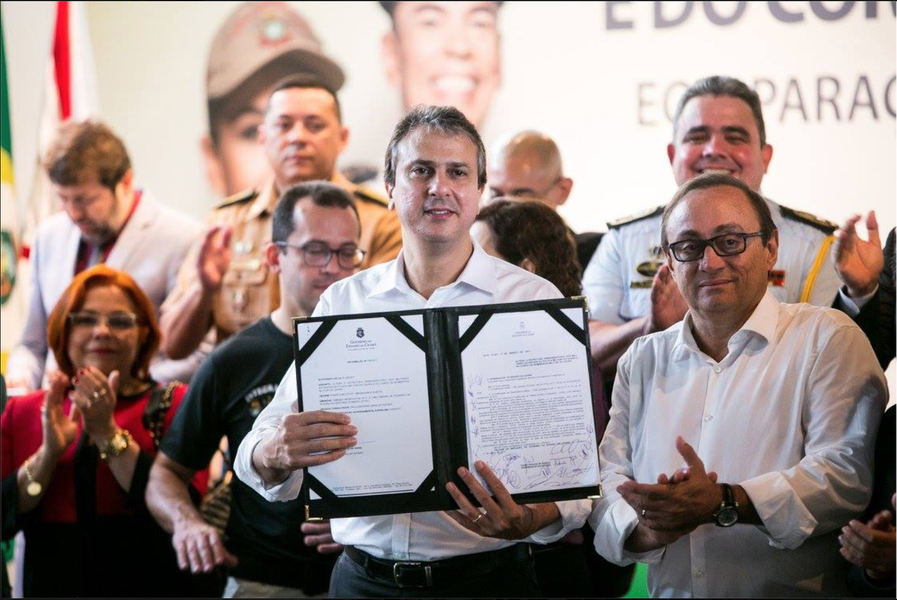 A nova lei, sancionada nesta quinta-feira (6) pelo governador Camilo Santana (PT), equipara a média salarial dos estados do Nordeste para os profissionais da Polícia Militar e do Corpo de Bombeiros do Ceará. O benefício trará aumentos de até 48% nos salários de profissionais da categoria. Os acréscimos financeiros serão feitos em três partes: no instante da publicação da lei, a partir de março de 2018 e em dezembro de 2018