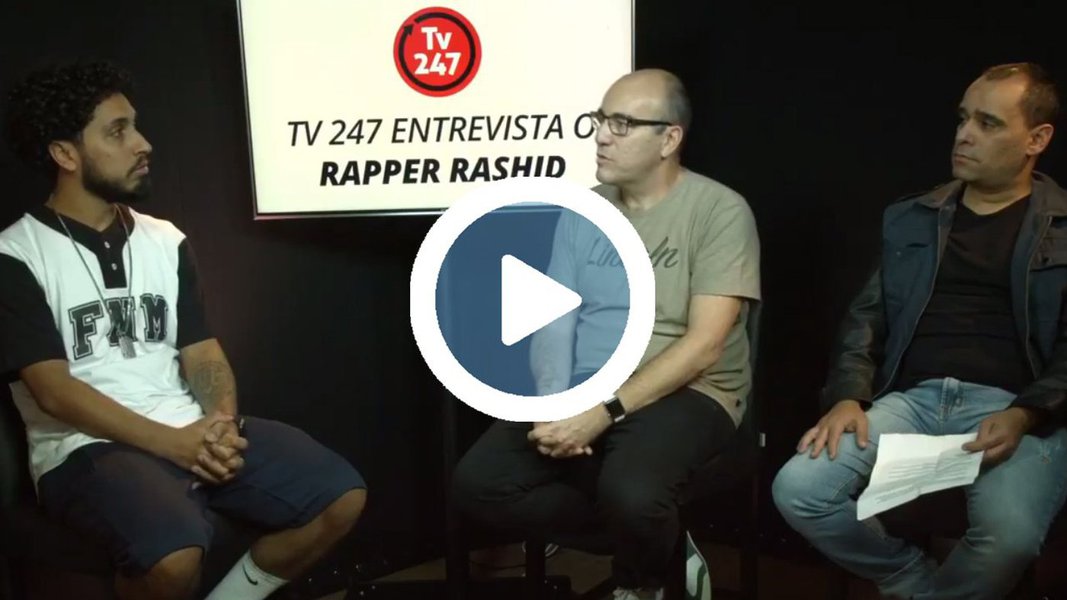 Em entrevista à TV 247, artista faz um improviso e pede "fora vampirão" a Michel Temer, quem chama de "falso intelectual"; "Brinca com o povo e acha que a gente é só massa de manobra", protesta; ele também lembra da ovada em João Doria; assista