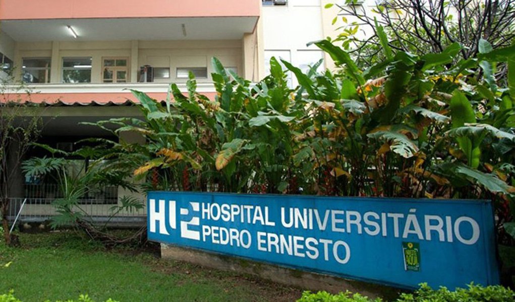 O Hospital Universitário Pedro Ernesto (Hupe), vinculado à Universidade do Estado do Rio de Janeiro (Uerj), voltou a fazer internações; o recebimento de pacientes estava suspenso desde janeiro por conta da crise orçamentária do estado, que provocou problemas nos repasses de verbas para a unidade e no pagamento de funcionários; de acordo com a assessoria de imprensa do Hupe, o hospital estava funcionando com apenas 70 leitos, que abrigavam pacientes já internados na unidade