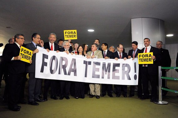 Dos 22 deputados federais do Ceará, apenas seis haviam registrado presença, na tarde de hoje, na segunda tentativa de colocar em votação o relatório do deputado Bonifácio de Andrada (PSDB-MG), que recomenda a rejeição da autorização ao STF para abrir processo por crime comum, contra Michel Temer e os ministros  Eliseu Padinha (Casa Civil) e Moreira Franco (Secretaria-Geral). Pela manhã, devido à falta de quórum, o presidente da Câmara dos Deputados, Rodrigo Maia, teve que encerrar a sessão. Para o deputado José Guimarães (PT-CE), líder da minoria, "foi uma estratégia vitoriosa de todos os partidos da oposição". O presidente da Câmara Federal, deputado Rodrigo Maia (DEM-RJ), convocou nova sessão com a mesma pauta para as 14h30m. No meio da tarde, os governistas conseguiram atingir o quórum