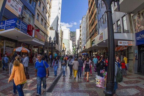 O Produto Interno Bruto (PIB) mineiro apresentou resultado positivo no segundo trimestre deste ano, com expansão de 1,7%, em termos reais, em relação ao primeiro trimestre do ano, considerando a análise da série com ajuste sazonal; a expansão do PIB mineiro foi resultado do desempenho positivo no setor de serviços (0,5%), com destaque para a recuperação mais intensa do subsetor de comércio (1,4%); os dados são parte do produto Indicadores FJP - PIB trimestral de Minas Gerais, 2° Trimestre/2017, divulgado pela Fundação João Pinheiro (FJP)