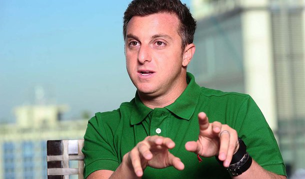 Por cercar área marítima pública, o apresentador Luciano Huck foi condenado a pagar R$ 40 mil de indenização por danos morais coletivos em decorrência da degradação ambiental; Huck cercou com boias a sua casa na ilha das Palmeiras, em Angra dos Reis e foi condenado em 2011; esgotadas todas as alternativas de recurso, o MPF pediu a execução da sentença