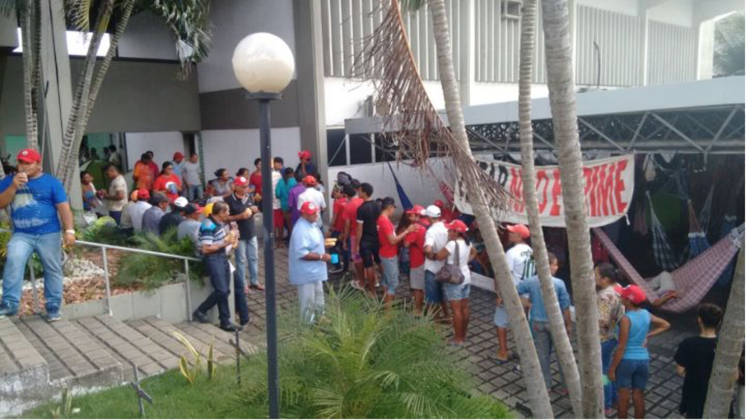 Cerca de 800 integrantes do Movimento dos Trabalhadores Rurais Sem Terra (MST) ocuparam a sede do Incra no Ceará na madrugada desta segunda-feira (17). O grupo reivindica desapropriação de terras para assentar mais de 2 mil famílias em todo o Estado e protesta contra os ataques aos trabalhadores promovidos pelo governo Michel Temer, como a reforma da Previdência e a lei das terceirizações. Eles aguardam audiência com a superintendência do Incra e com o Governo do Ceará