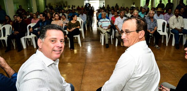 Governador começou a agenda do Goiás na Frente desta quarta-feira no município de Montes Claros, recebido pelo prefeito Antônio Cícero, do PMDB; "O povo não quer saber de briga política, quer saber de resultado. Eleição terminou, todo mundo tem que estar junto pelo bem da cidade, pelo bem da cidade. Nossa política é de paz, não é de guerra. Não é de vir aqui e xingar os outros. Tem muita gente que xinga muito, mas não faz nada", disse o governador; o convênio firmado com o município é no valor de R$ 1 milhão