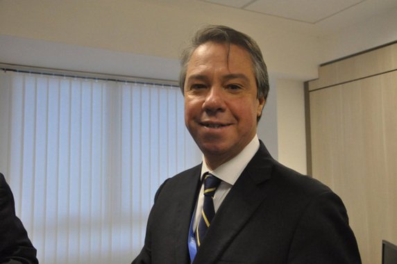 O subsecretário estadual de Turismo do Rio de Janeiro, Luiz Carlos Velloso, e o diretor da Companhia de Transportes sobre Trilhos do Estado do Rio, Heitor Lopes de Sousa Junior, foram presos por suspeita de corrupção na construção da Linha 4 do metrô do Rio de Janeiro; segundo a PF, os suspeitos participam de um grupo criminoso responsável pela cobrança de propina e lavagem de dinheiro em obras que incluem a Linha 4, que liga Ipanema à Barra da Tijuca