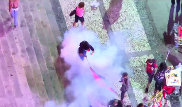 Organizada pelo grupo "342 Agora, a manifestação nas ruas do Rio exigiu a saída de Michel Temer; artistas e outros manifestantes marcharam  contra as reformas da previdência e trabalhista do governo Temer, assim como os cortes de recursos para a ciência e o congelamento dos gastos sociais por 20 anos, entre outras pautas da atual gestão; o ato foi dispersado com bombas de gás lacrimogênio e gás de pimenta pela Polícia Militar