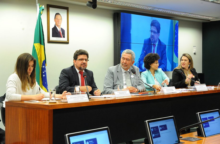 O presidente da Comissão de Direitos Humanos e Minorias da Câmara, deputado Paulão (PT-AL), disse, através de nota, que a decisão da Justiça que suspende os efeitos de parte de resolução  do Conselho Federal de Psicologia, para possibilitar aos psicólogos ministrar terapias de reversão sexual, consiste em infeliz retrocesso que expõe milhões de pessoas no país à condição de doentes; CDHM agendou reunião com o Conselho Federal de Psicologia e a Defensoria Pública da União para tratar do tema e definir estratégias no âmbito do Congresso Nacional