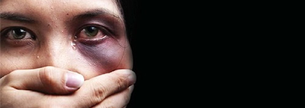 Dados do Tribunal de Justiça (TJ-RJ) revelam que 118 novos casos de lesão corporal contra mulheres são registrados diariamente nas varas judiciais; nos últimos seis anos, foram ajuizadas quase 260 mil ações por lesão corporal contra mulheres, foram registrados cerca de 195 mil casos de ameaças contra mulheres e mais de 120 mil medidas protetivas de urgência foram expedidas pela Justiça fluminense