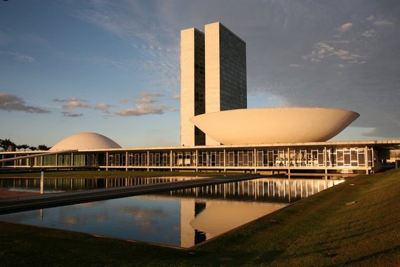 Caixa dois é crime. É ilegal, escuso e injustificável. Reforça e oficializa a hipocrisia eleitoral: nós votamos, o caixa dois elege! Um recurso abusivo de tornar a democracia mera falácia e entregá-la às mãos do poder econômico