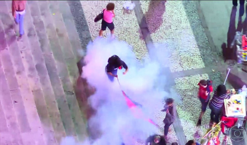 Organizada pelo grupo "342 Agora, a manifestação nas ruas do Rio exigiu a saída de Michel Temer; artistas e outros manifestantes marcharam  contra as reformas da previdência e trabalhista do governo Temer, assim como os cortes de recursos para a ciência e o congelamento dos gastos sociais por 20 anos, entre outras pautas da atual gestão; o ato foi dispersado com bombas de gás lacrimogênio e gás de pimenta pela Polícia Militar