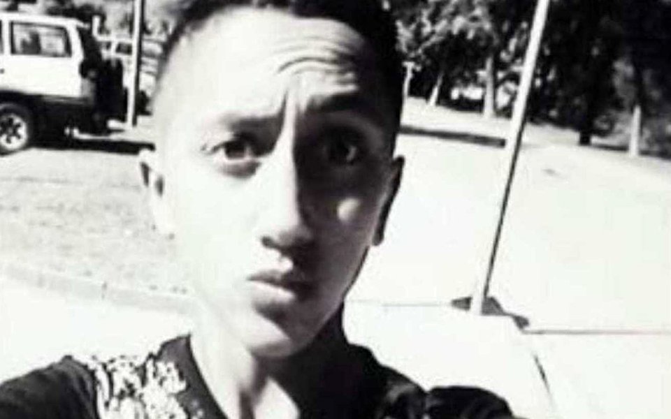 Moussa Oukabir tinha até ontem um perfil aberto no Facebook, que depois foi fechado pela rede social, no qual afirmava que nasceu em Ibiza, vivia em Ripoll (Girona), estudava na Universidade de Barcelona e trabalhava para a Coca-Cola. Essas informações, no entanto, com exceção de seu local de residência, podem ter sido inventadas; de acordo com o perfil no Facebook, Moussa esteve recentemente em Barcelona, Ibiza e Yecla (Murcia), e também no Brasil