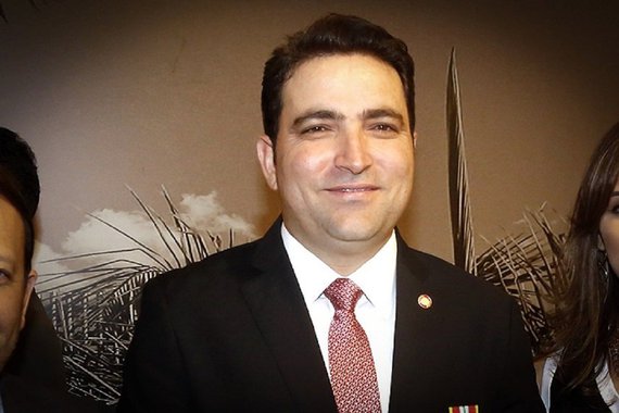 Preso na operação deflagrada pela Polícia Federal na última quinta-feira (18), o advogado Willer Tomaz de Souza teria vendido influência e cobrado R$ 8 milhões em honorários de Joesley e Wesley Batista, para defender os interesses da JBS, na 10ª Vara Federal Criminal de Brasília, onde tramitam ações referentes à Operação Greenfield. Ele alegava proximidade com o juiz substituto Ricardo Soares Leite. Além de advogado, Willer também virou empresário de mídia. Recentemente, ele arrendou quatro rádios que pertencem ao ex-vice-governador do DF Paulo Octávio. Ele também estava envolvido em um projeto para expandir sua atuação no ramo das comunicações no Maranhão