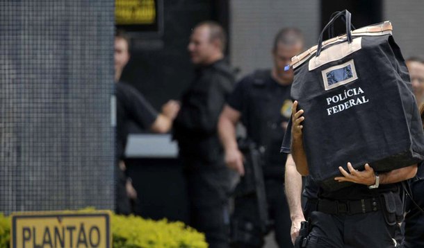 "Não estamos diante de qualquer revolução, com seu potencial renovador, com a enxurrada que, ainda que violenta,  fertiliza a civilização e a faz brotar humanidade e justiça", diz o jornalista Fernando Brito sobre a operação Lava Jato; "Estamos diante de um pogrom, desta vez não contra judeus, eslavos, protestantes, mas contra a raça de políticos e, com ela, de toda a organização da sociedade, que se torna pasto franqueado ao dinheiro, à dominação, ao saque ainda pior", afirma