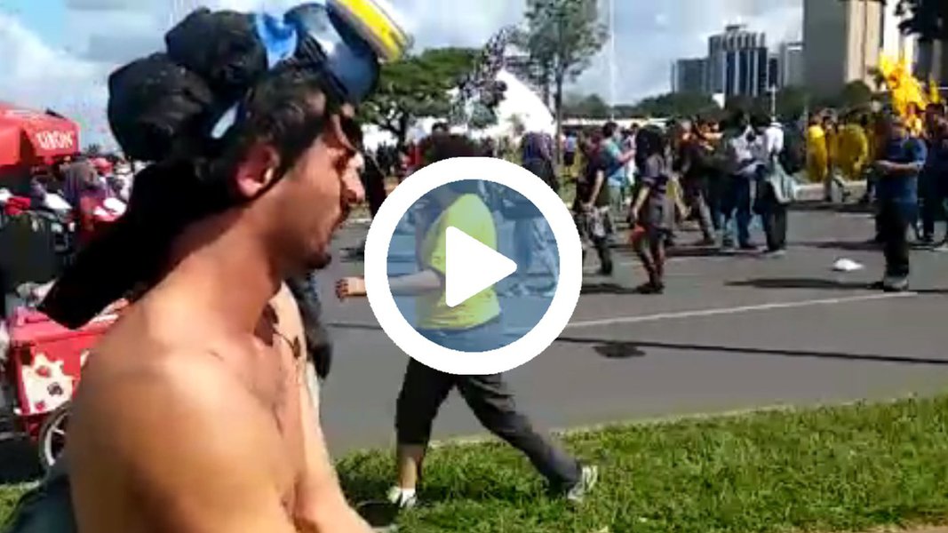 Manifestante de Santa Catarina perdeu parte da mão após tentar estourar um rojão durante protesto em Brasília; ele foi socorrido por outras pessoas do protesto e levado ao hospital, onde passa por cirurgia; vídeo com cenas fortes