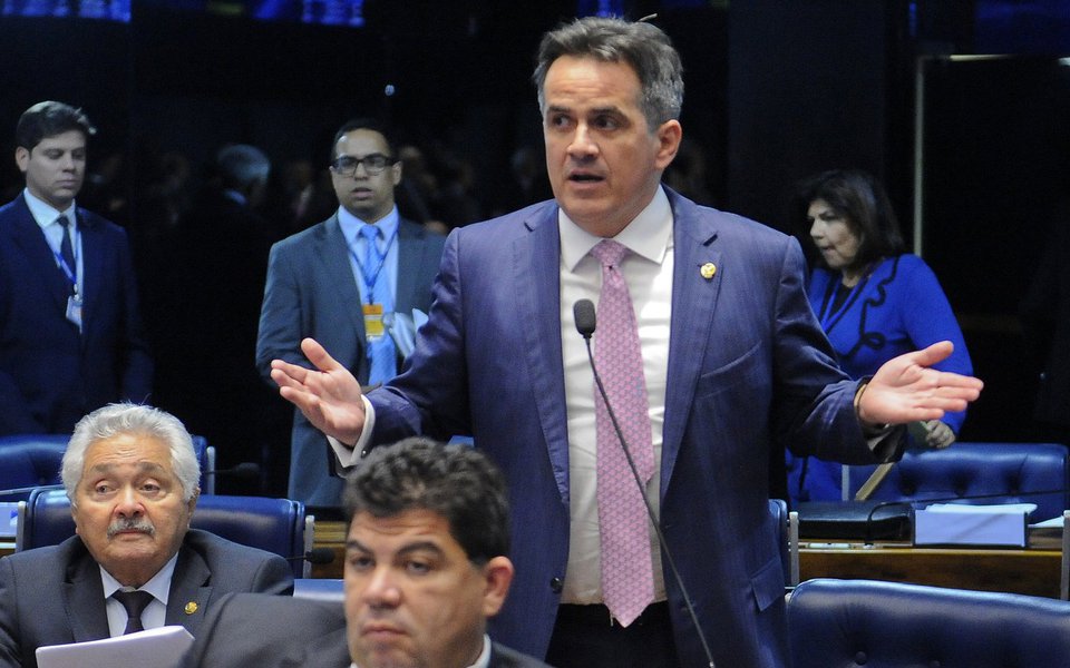 Delator Joesley Batista, um dos donos do grupo J&amp;F, e o executivo da companhia Ricardo Saud afirmaram à PF que realizaram o pagamento de propinas para o senador e presidente nacional do PP, Ciro Nogueira (PI); delatores detalharam, inclusive, a entrega de uma mala com R$ 500 mil em propinas, além de doações por meio de caixa 2 durante a campanha de 2016; Joesley também afirmou que seus maiores interlocutores nos últimos três anos foram Michel Temer, Ciro Nogueira e o ex-deputado Eduardo Cunha (PMDB-RJ)