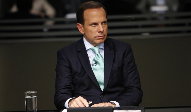 Durante apresentação do Aprendiz, da TV Record, João Doria disse a um candidato do programa: "Pobre não tem hábito alimentar, ele dá graças a Deus se tiver o que comer"; nesta quarta-feira 18, como prefeito de São Paulo, o tucano repetiu o comentário preconceituoso, durante uma coletiva de imprensa em que anunciou a distribuição da ração para os pobres da cidade: "o pobre não tem hábito alimentar, ele tem fome" 