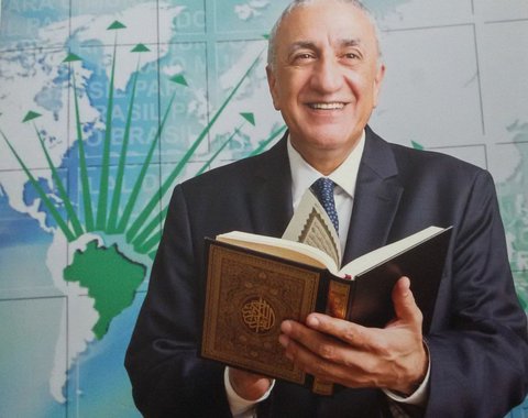 O Tocantins recebe a visita do empresário Mohamed Hussein El Zoghbi, diretor executivo da Central Islâmica Brasileira de Alimentos Halal (Cibal Halal), empresa de auditoria que certifica, por meio de análises laboratoriais e orientações de acordo com as leis islâmicas, a confiabilidade dos produtos brasileiros ao mercado islâmico; a visita é o primeiro passo para que o estado amplie sua relação comercial com países muçulmanos; o Tocantins tem entre os dez maiores destinos de suas vendas para o exterior em 2017 países como Arábia Saudita, Emirados Árabes Unidos e Líbano