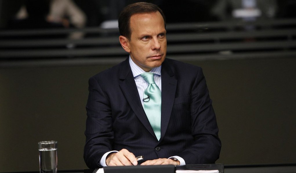 Durante apresentação do Aprendiz, da TV Record, João Doria disse a um candidato do programa: "Pobre não tem hábito alimentar, ele dá graças a Deus se tiver o que comer"; nesta quarta-feira 18, como prefeito de São Paulo, o tucano repetiu o comentário preconceituoso, durante uma coletiva de imprensa em que anunciou a distribuição da ração para os pobres da cidade: "o pobre não tem hábito alimentar, ele tem fome" 