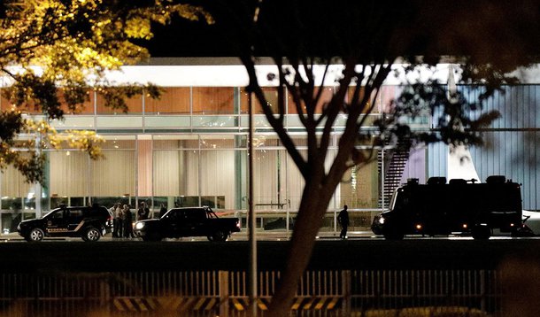 Polícia do DF e Gabinete de Segurança Institucional investigam se o Jogo da Baleia Azul pode ser o causador da invasão ao Palácio da Alvorada; na última quarta-feira (28), um adolescente de 15 anos derrubou dois portões do Alvorada e chegou ao terceiro andar da residência presidencial