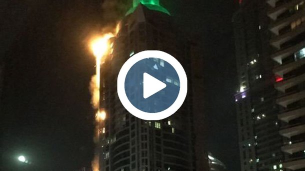 O quinto edifício residencial mais alto do mundo irrompeu em chamas nas primeiras horas da manhã de sexta-feira (horário local); "O fogo maciço começou no arranha-céu oposto a nós na Marina de Dubai (bairro da cidade)", disse o jornalista John O'Nolan nas redes sociais; dezenas de andares podem ser vistos em chamas; ​testemunhas descreveram o incêndio como "completamente fora de controle"; o prédio sofreu um grande incêndio em fevereiro de 2015