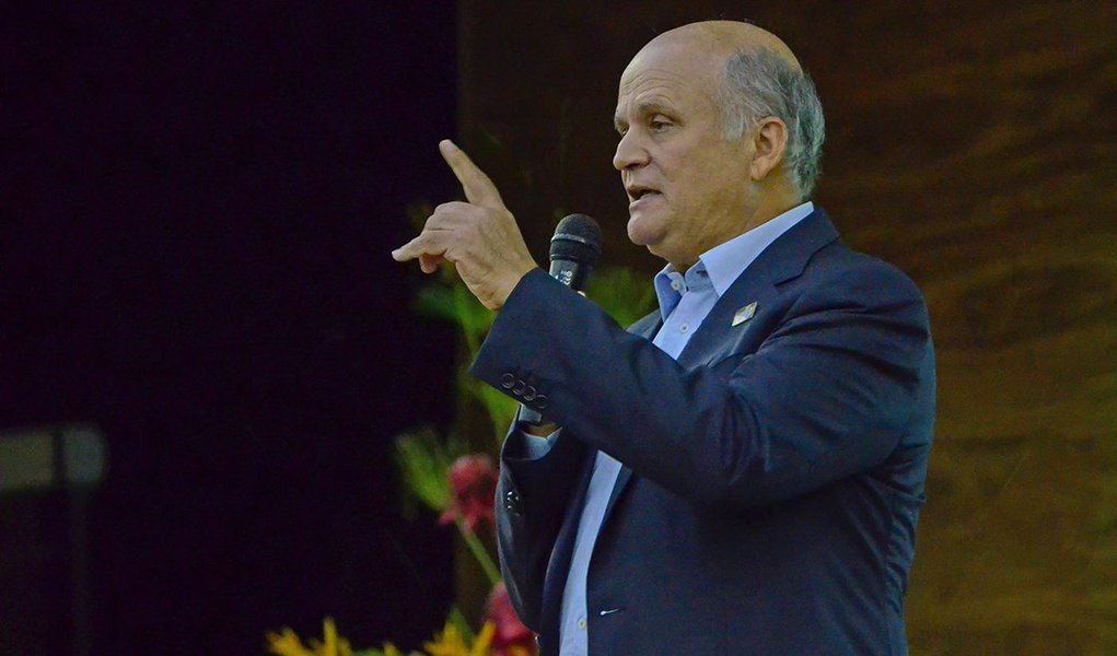 O presidente da Federação Nacional dos Engenheiros (FNE), Murilo Pinheiro, afirma que o Brasil possui cerca de 5 mil obras públicas paradas em empreendimentos de grande, médio e pequeno porte; a declaração foi concedida no lançamento da Frente Parlamentar da Engenharia, Infraestrutura e Desenvolvimento na Câmara Legislativa do Distrito Federal; "A Frente Parlamentar da Engenharia é mais um passo na discussão da engenharia, em que profissionais da área tecnológica podem contribuir com ideias e propostas que ajudem o Parlamento e o Executivo a fazer do Brasil um Pais mais justo e com mais oportunidade"