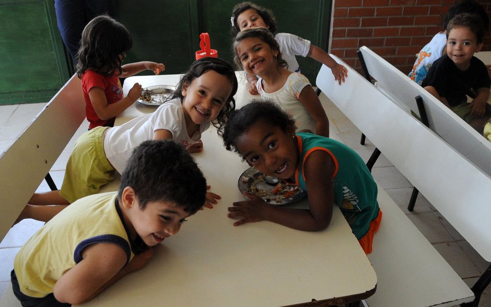 O secretário municipal de Educação, César Benjamin, decidiu nesta segunda-feira fechar por tempo indeterminado 15 escolas localizadas na comunidade do Jacarezinho; outras 11 escolas -- duas do entorno do Jacarezinho e nove de Manguinhos -- farão horários alternativos para não expor seus alunos a riscos de tiroteios; a decisão foi tomada após prolongada reunião hoje à tarde com 26 diretores de escolas do Jacarezinho e de Manguinhos