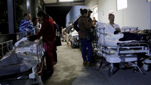 O forte terremoto que atingiu o México na madrugada desta quinta-feira (8) deixou pelo menos 32 mortos no Sul do país – 23 no estado de Oaxaca, sete em Chiapas e dois em Tabasco –, segundo indica um relatório preliminar das autoridades; em declarações à Televisa, o governador do estado de Oaxaca, Alejandro Murat, atualizou o número de mortos em sua região para 23 pessoas; em Juchitán de Zaragoza, no Istmo de Tehuantepec, uma parte do palácio municipal caiu e muitas moradias foram afetadas, com um balanço de 17 mortos