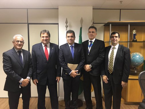 O prefeito de Palmas, Carlos Amastha, o secretário de Desenvolvimento Urbano, Regularização Fundiária e Serviços Regionais, Ricardo Ayres, e o deputado federal César Halum solicitaram ao presidente dos Correios, Guilherme Campos, a adoção das providências necessárias para criar um CEP para cada Quadra Interna de Palmas; atualmente o CEP é definido por alamedas; após vários estudos sociais e de viabilidade econômica, o município optou pela manutenção do endereço antigo para que a população não tivesse que arcar com um alto custo cartorial, visto que no cartório ainda permanece o endereçamento antigo; “Não é justo o cidadão palmense pagar uma fortuna para passar para um novo endereçamento que não resolve o problema”