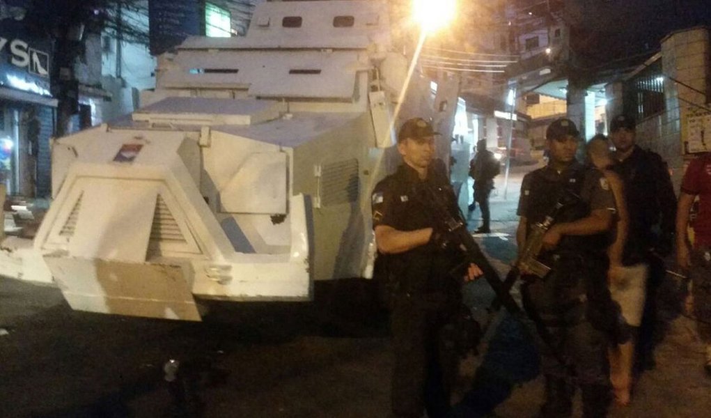 O porta-voz da Polícia Militar do Rio de Janeiro, major Ivan Blaz, disse nesta segunda-feira (18) que a invasão à comunidade da Rocinha, no fim de semana, por um grupo de 60 homens armados, foi ordenada pelo traficante Antonio Francisco Bonfim Lopes, o Nem, que está preso em um presídio federal; segundo Blaz, a ação pretendia retomar pontos do tráfico que eram controlados por Nem e estão sob o comando do traficante Rogério Avelino da Silva, o Rogério 157; "Essa tentativa de invasão já era sabida pelas forças de segurança do Estado, mas não se tinha a confirmação de quando essa ação ocorreria"